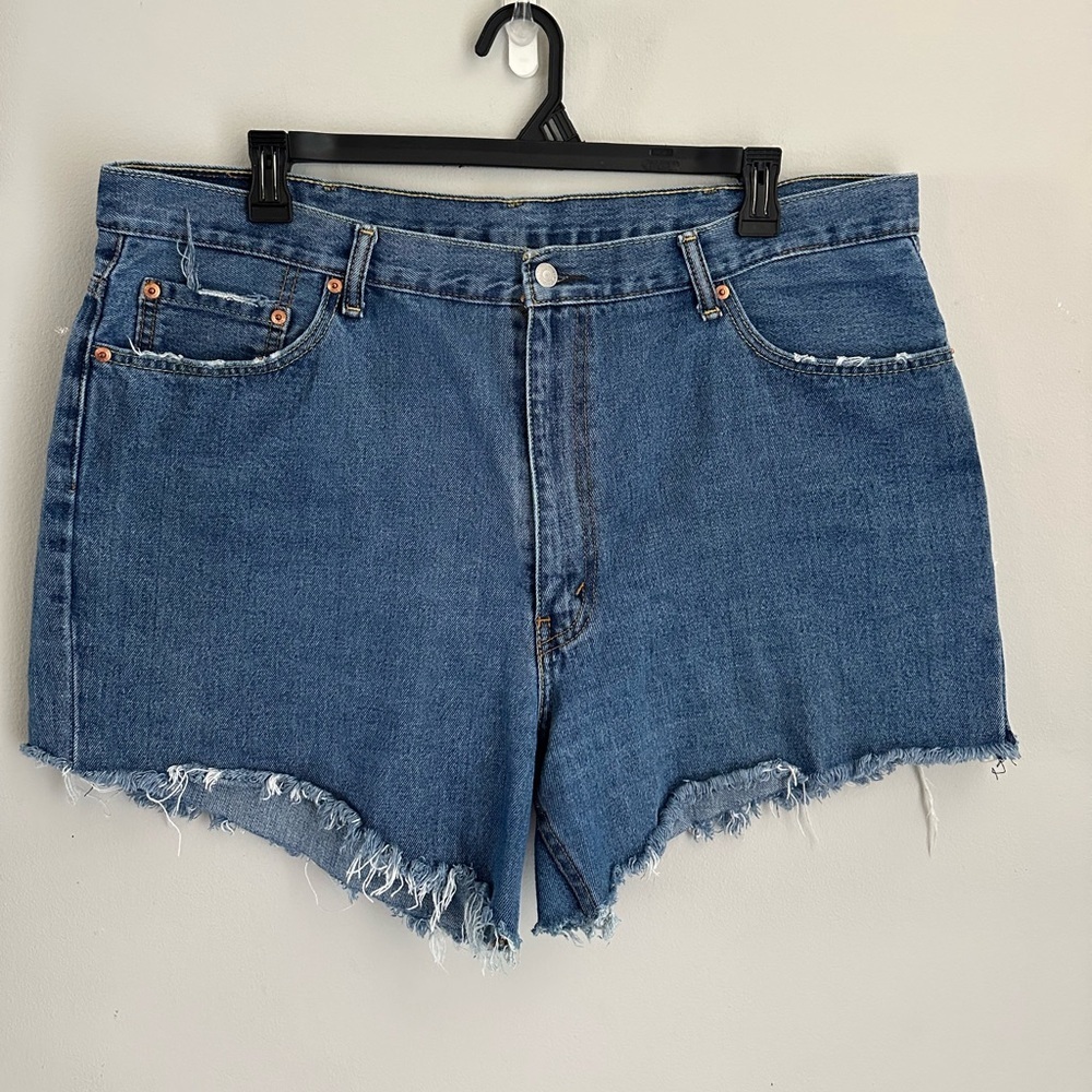 Levi’s 550 High Rise Raw Hem Women’s Jeans Shorts Blue Size W42